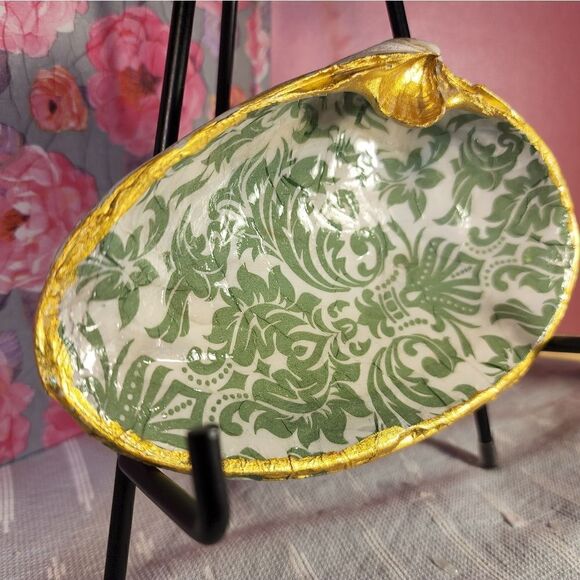 DECOUPAGE CLAM SHELL DECOUPAGE GREEN PATTERNS ON A CLAM SHELL TRINKET DISH - Picture 2 of 10